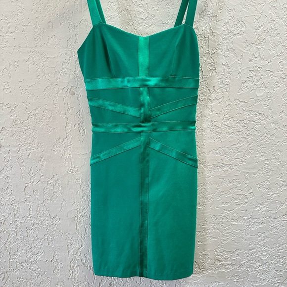 Elegant Emerald Green Dress - Picture 4 of 4